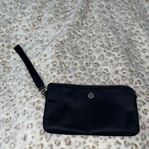 womans lululemon clutch